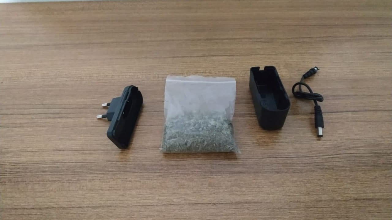 Kahramanmaraş'ta bir vatandaşın şarj adaptörünün içinden sakladığı uyuşturucuyu jandarma yakaladı