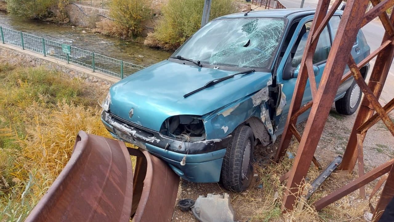 Kahramanmaraş'ta kontrolden çıkan araç önce yayaya sonra demir korkuluklara çarptı