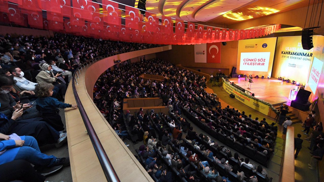 Sanatseverler Şiir Gecesine Akın Etti