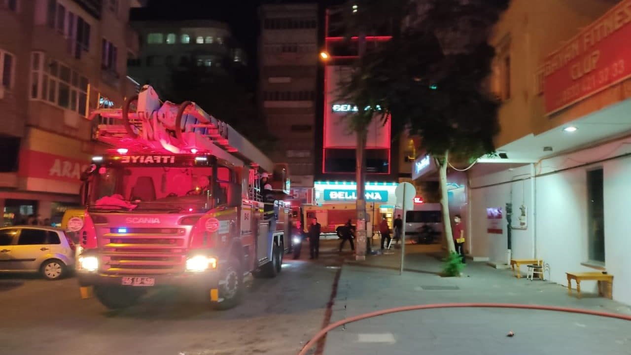 Kahramanmaraş'ta binanın çatı katında yangın çıktı