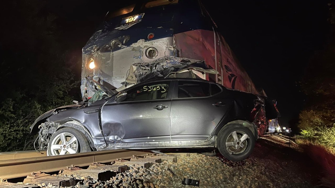 ABD’de yolcu treni araç yüklü tıra çarptı: 4 yaralı