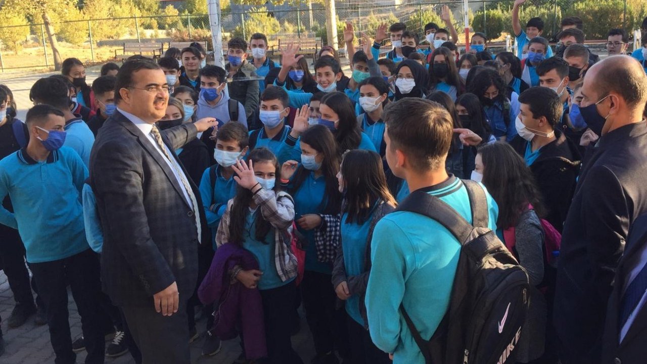 İl Milli Eğitim Müdürü Kahraman, Çağlayancerit'teki okulları ziyaret etti