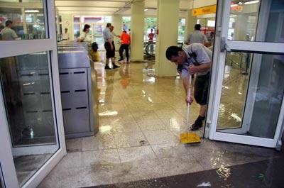 Bursa 15 dakikalık yağışa teslim oldu