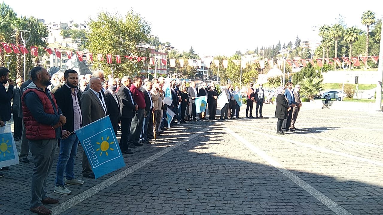 İYİ Parti heyeti, Atatürk büstüne çelenk sundu