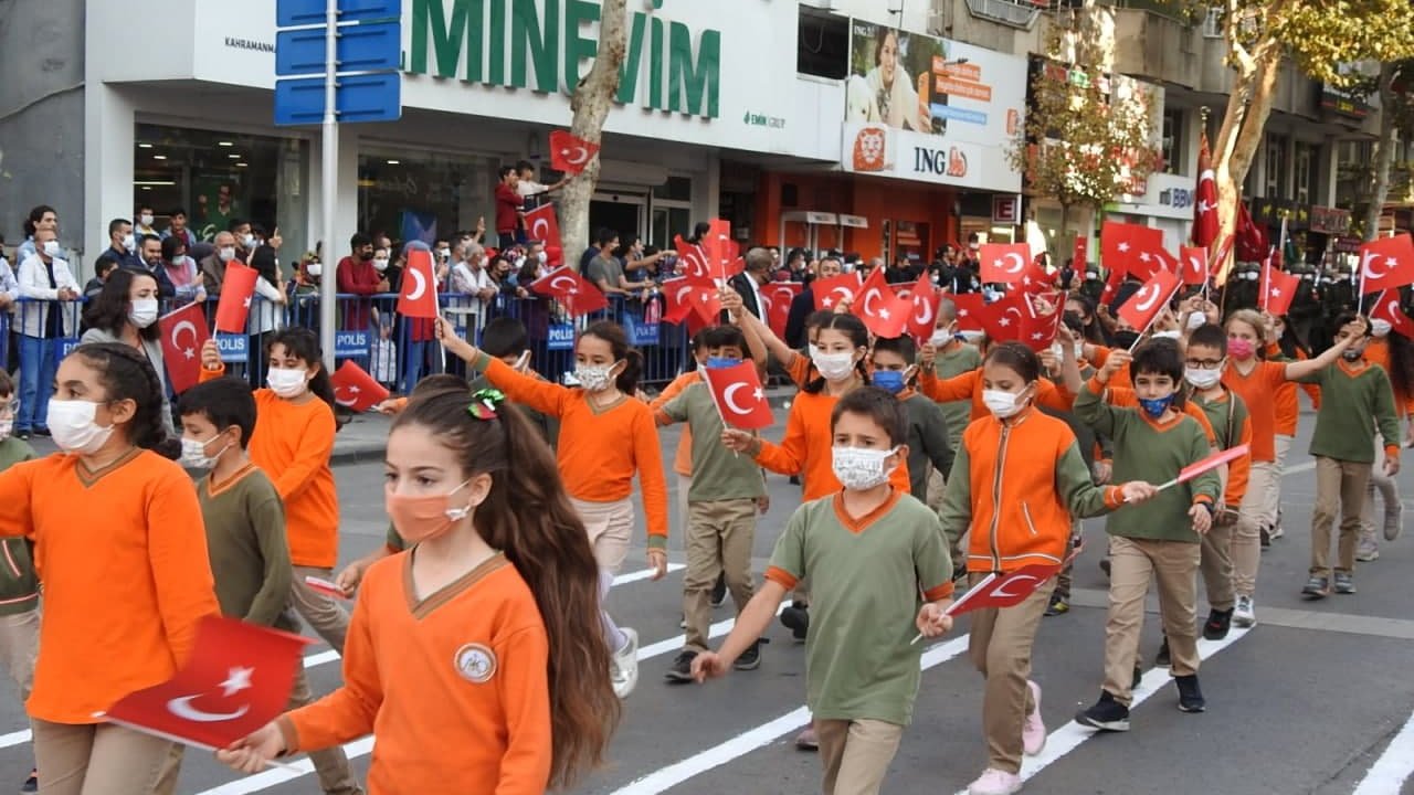 Bugün coşkuluyuz, bugün mutluyuz bugün bayramımız var!