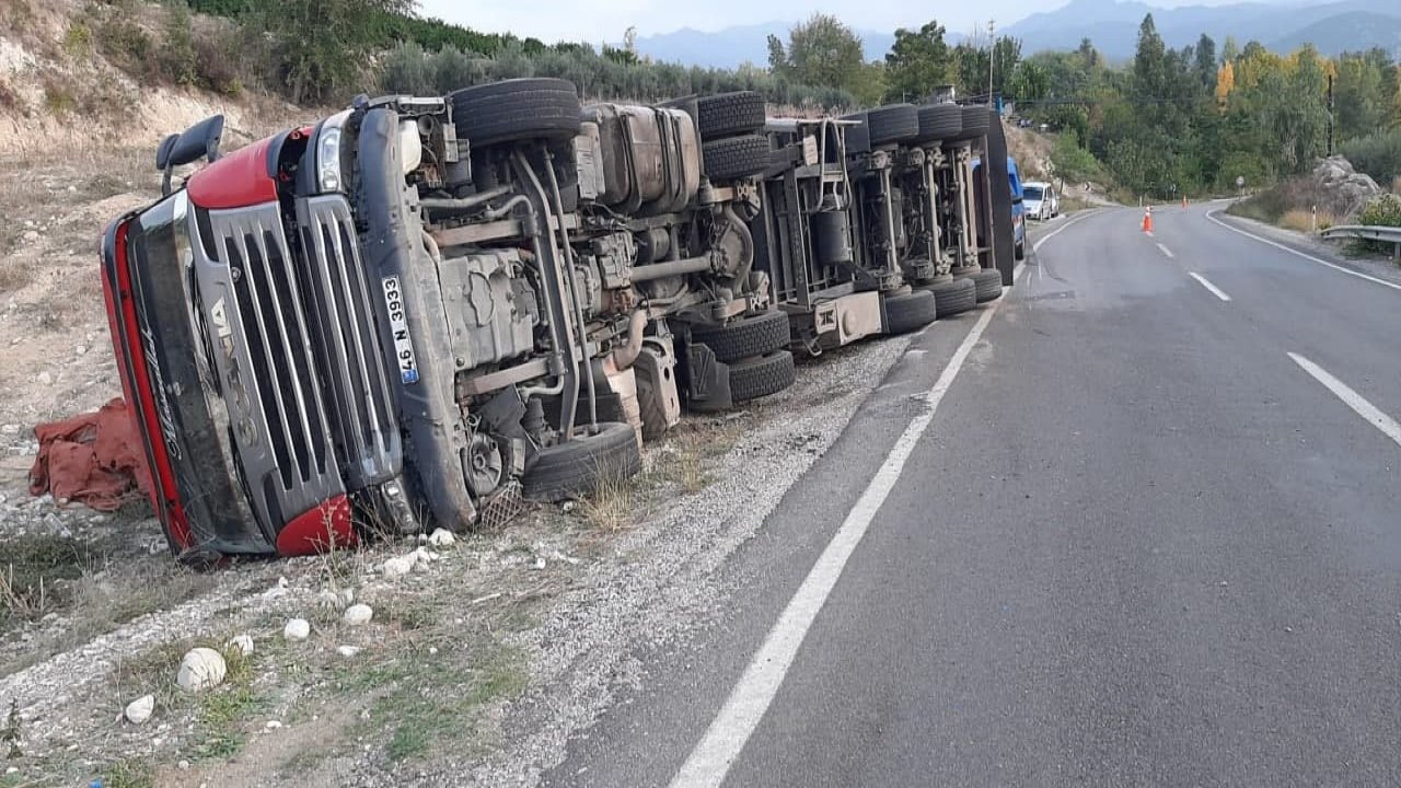 Kahramanmaraş’ta hurda yüklü tır devrildi: 2 yaralı