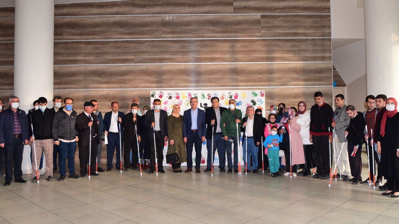 Kahramanmaraş Büyükşehir Belediyesi Beyaz Baston dağıtımı yaptı