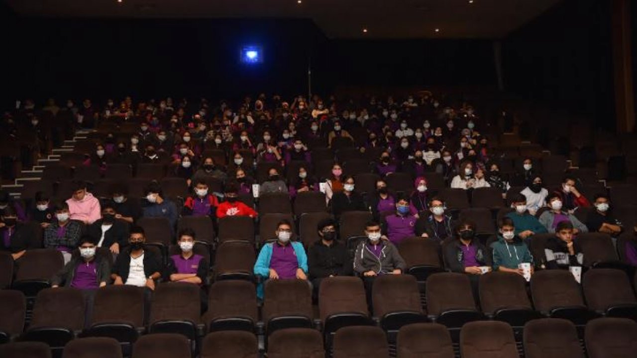 Başkan Okay, Akif Filmini Öğrencilerle İzledi