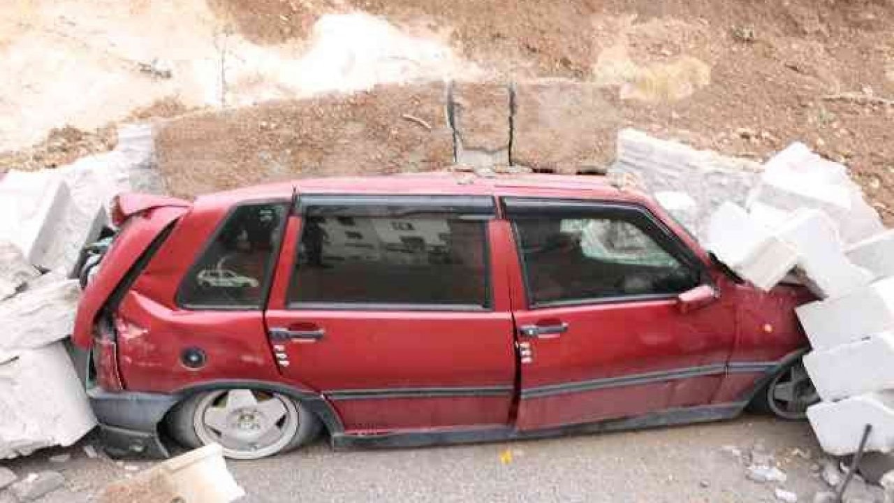 Kahramanmaraş'ta istinat duvarı çöktü iki araç hurdaya döndü