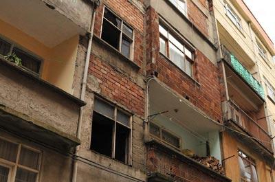 Sevdiği kızın evini kundakladı