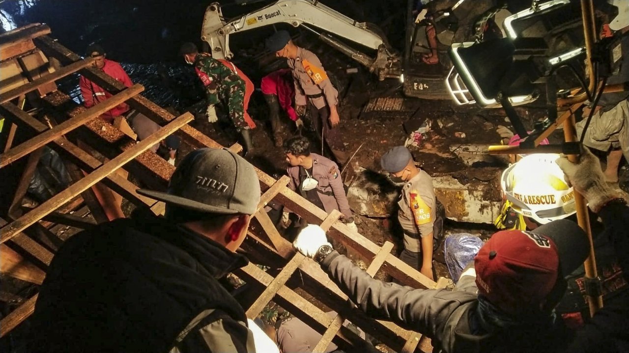 Endonezya’da sel felaketi: 11 kişi kayıp