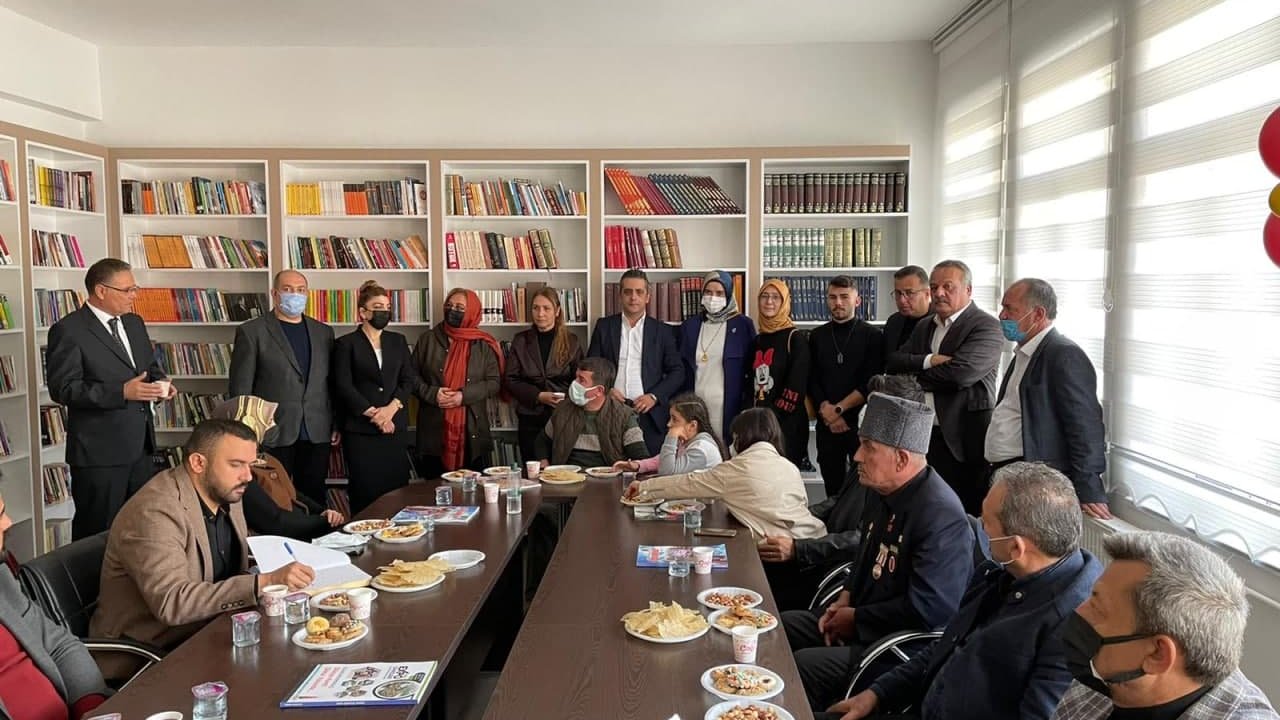 Kahramanmaraş'ta veli girişimiyle okula kütüphane kuruldu