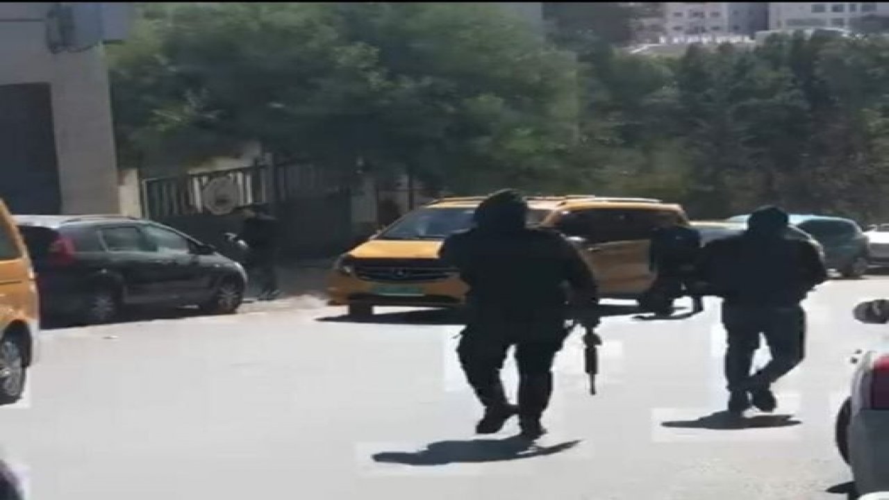Kudüs’te maskeli kişiler üniversite girişinde araçlara saldırdı