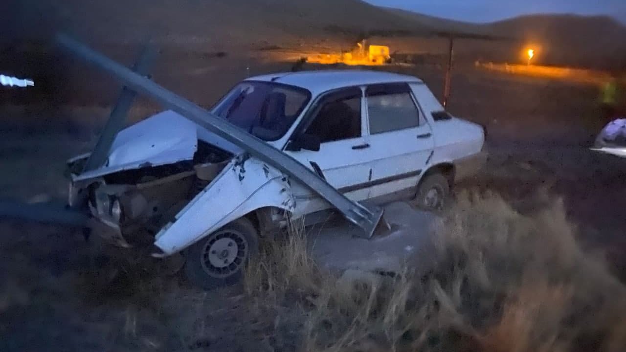 Kahramanmaraş'ta direksiyon hakimiyetini kaybeden sürücü elektrik direğine çarptı