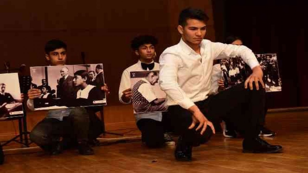 Kahramanmaraş'ta Atatürk'ü zeybek oynayarak andılar