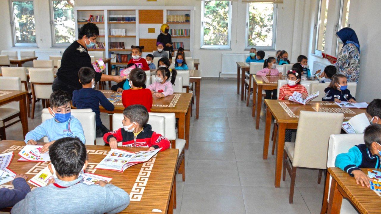 Büyükşehir Kütüphanelerinden Miniklere Kitap Hediyesi