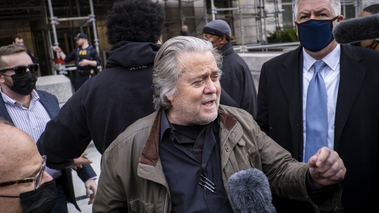 Eski ABD Başkanı Trump’ın danışmanı Bannon, FBI’a teslim oldu