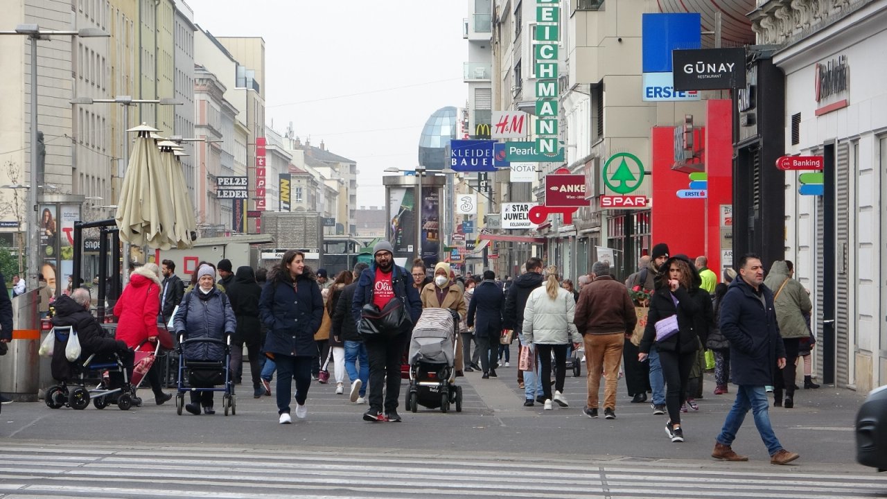 Avusturya’da aşısızlara yönelik sokağa çıkma kısıtlaması yürürlüğe girdi