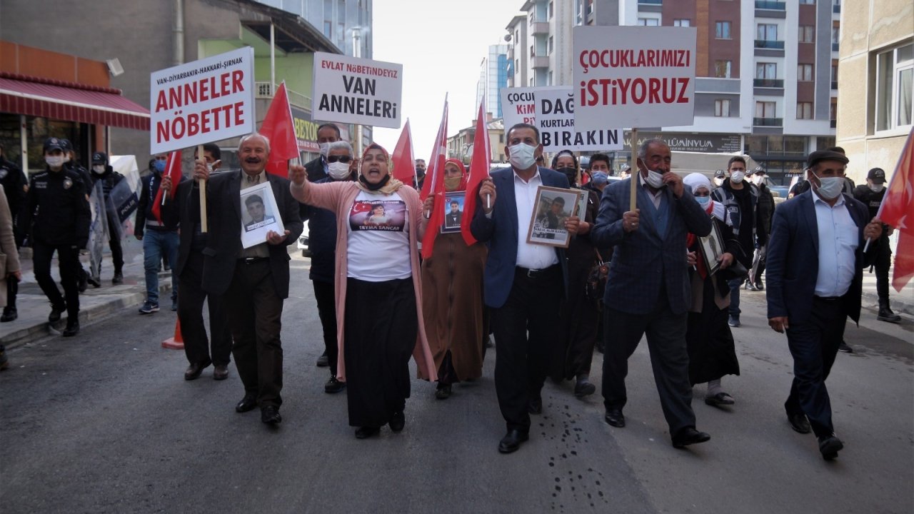 Kızına seslenen Vanlı anne: “Baban ölmeden gel gör”