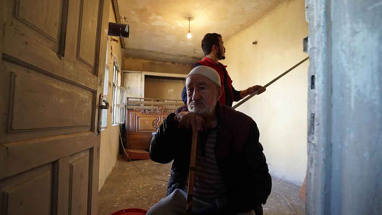 Kahramanmaraş’taki gönüllü gençler, yaşlı vatandaşın evini yeniledi