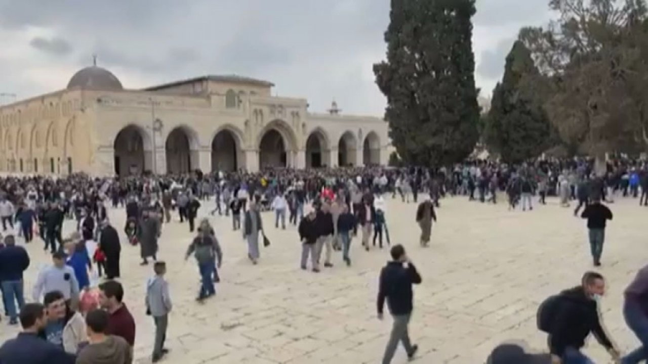 Mescid-i Aksa’da 50 bin müslüman cuma namazı kıldı