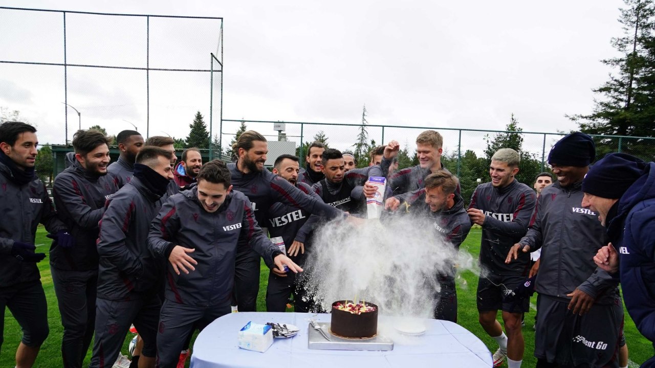 Trabzonspor’da Yusuf Sarı’ya Brezilya usulü doğum günü kutlaması