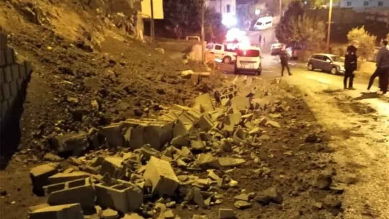 Kahramanmaraş'ta yol kenarındaki istinat duvarı yıkıldı