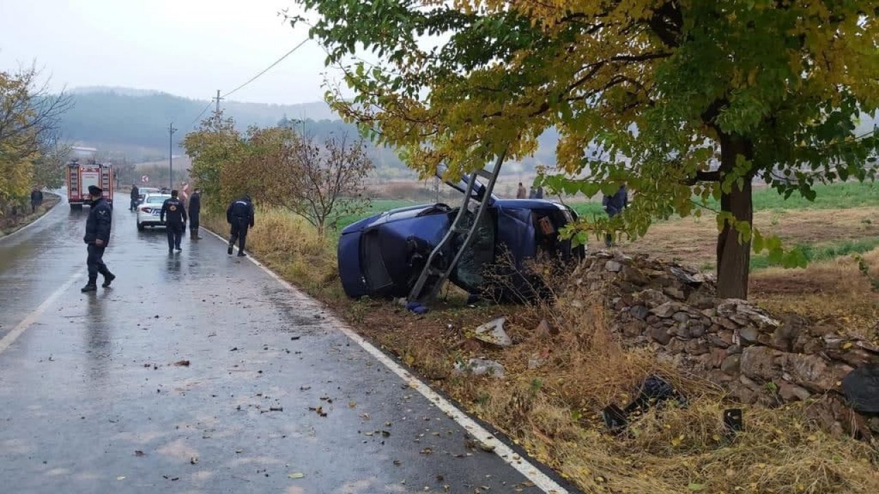 Kahramanmaraş'ta kayganlaşan yolda direksiyon hakimiyetini kaybeden sürücü direğe çarptı