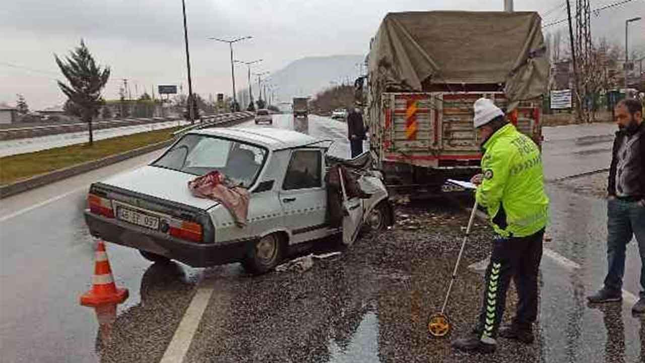 Kahramanmaraş'ta otomobil kamyona arkadan çarptı: 2 yaralı