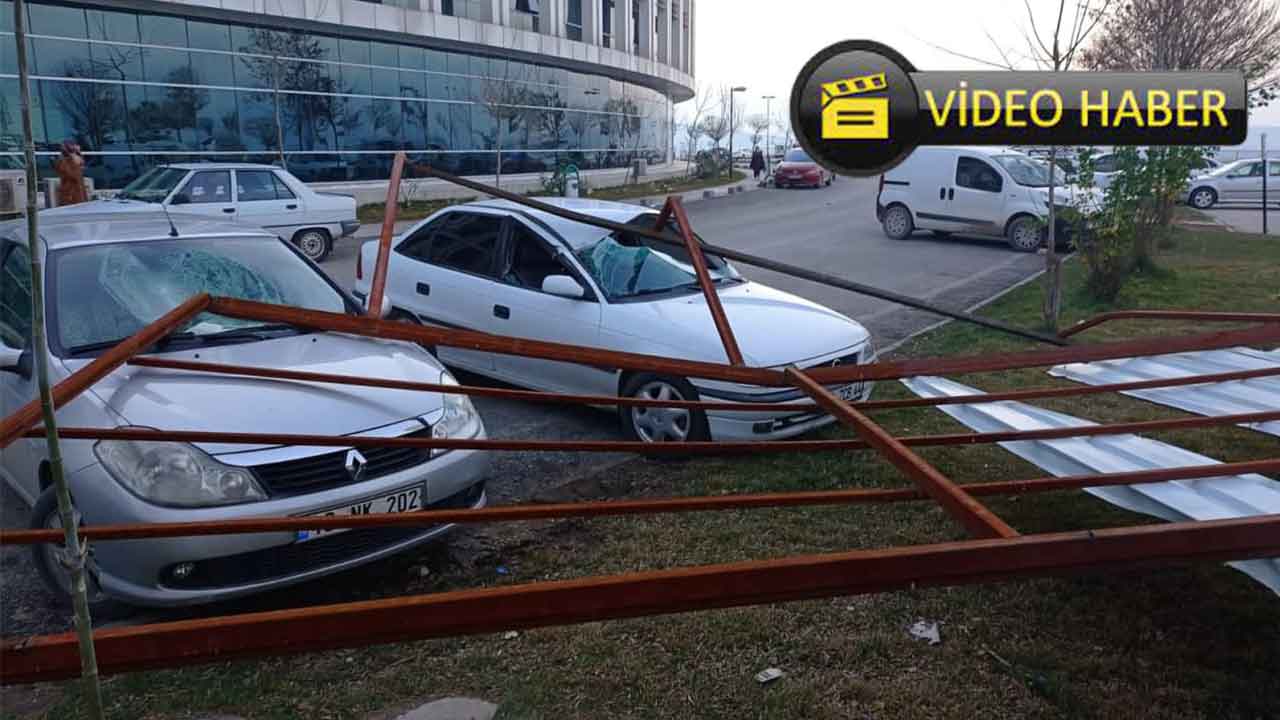 Kahramanmaraş'ın Elbistan ilçesinde şiddetli rüzgar hastane çatısını yerinden söktü