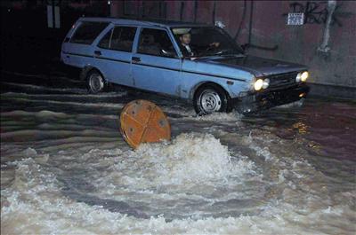 İzmiri yağış vurdu