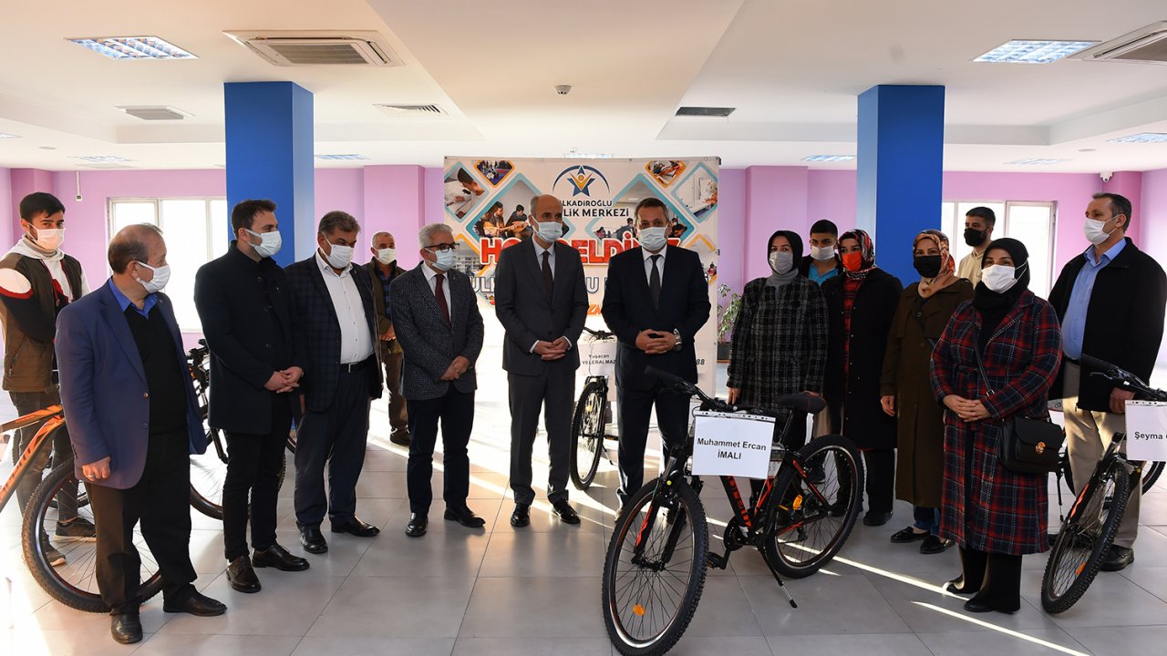 Dulkadiroğlu Belediyesi aşı yaptırana bisiklet hediye etti