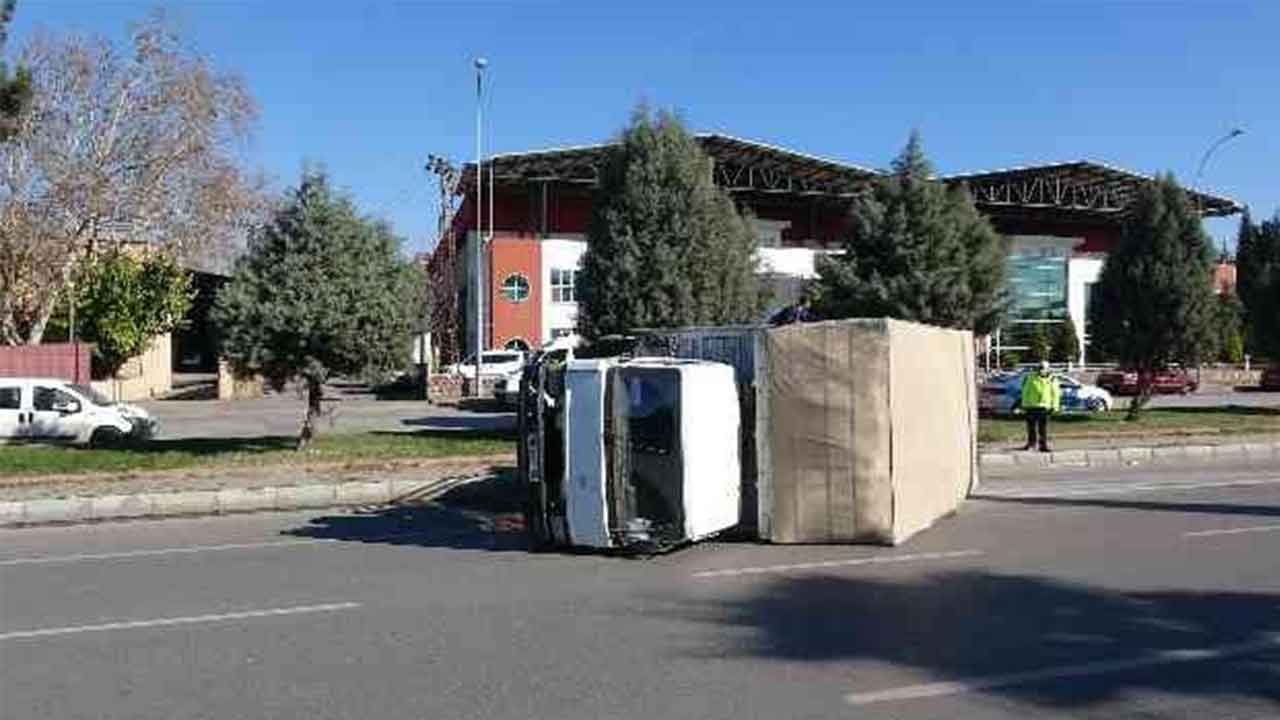 Kahramanmaraş'ta kamyon yan yattı, sürücüsü yara almadan kurtuldu