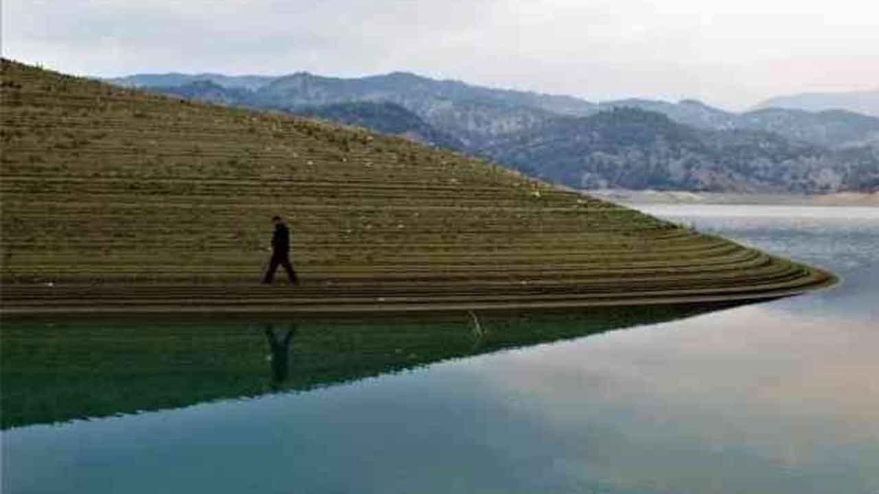Kahramanmaraş'taki Menzelet Barajı her mevsim güzelliğiyle ilgi çekiyor