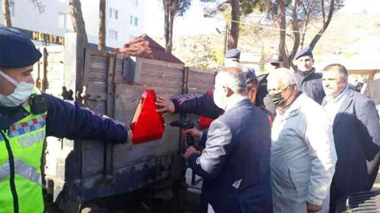Kahramanmaraş'ta traktörlere kazayı önlemek amacıyla traktörlere reflektör takıldı