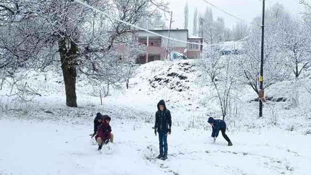 Kahramanmaraş'ın Göksun ilçesi beyaza büründü çocuklar doyasıya eğlendi