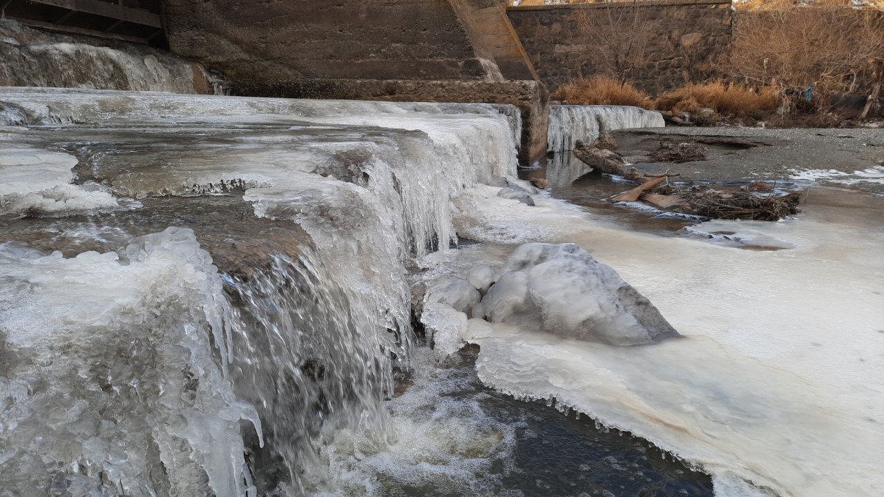 Kars eksi 20’yi gördü, Çıldır Gölü’nün yarısı dondu