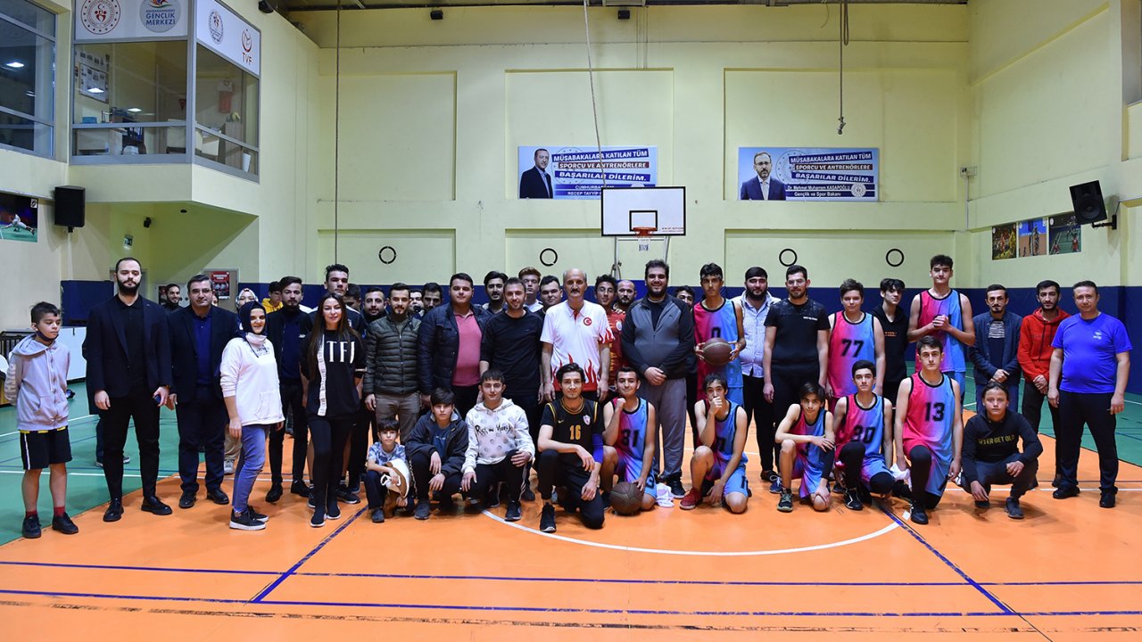Başkan Okay Gençlerle Basketbol Maçında Bir Araya Geldi