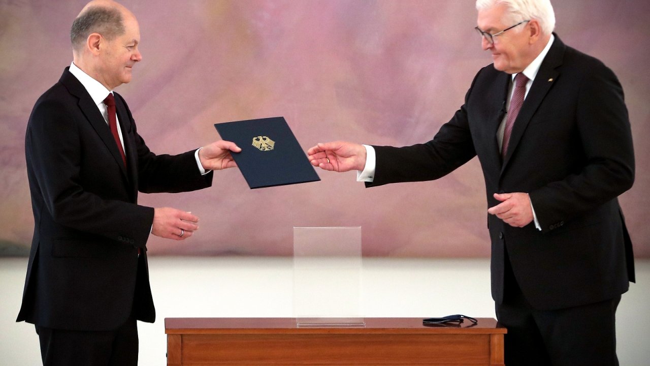 Almanya’nın yeni Başbakanı Scholz yemin etti