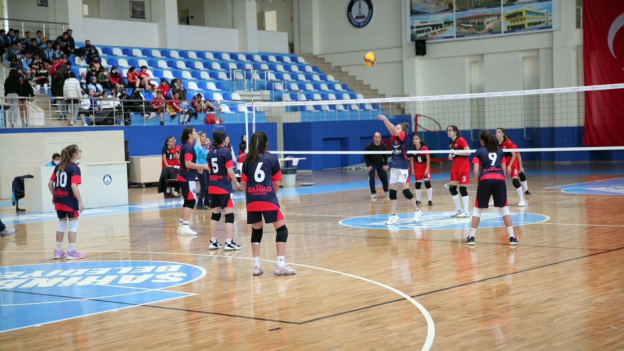 Türkoğlu'nda kurumlar ve mahalleler arası voleybol turnuvası düzenlendi