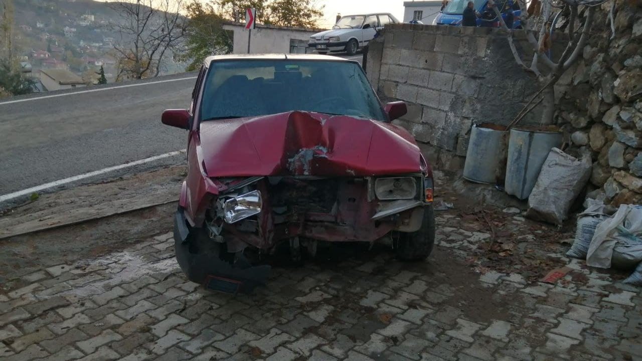 Kahramanmaraş'ta direksiyon hakimiyetini kaybeden sürücü duvara çarptı