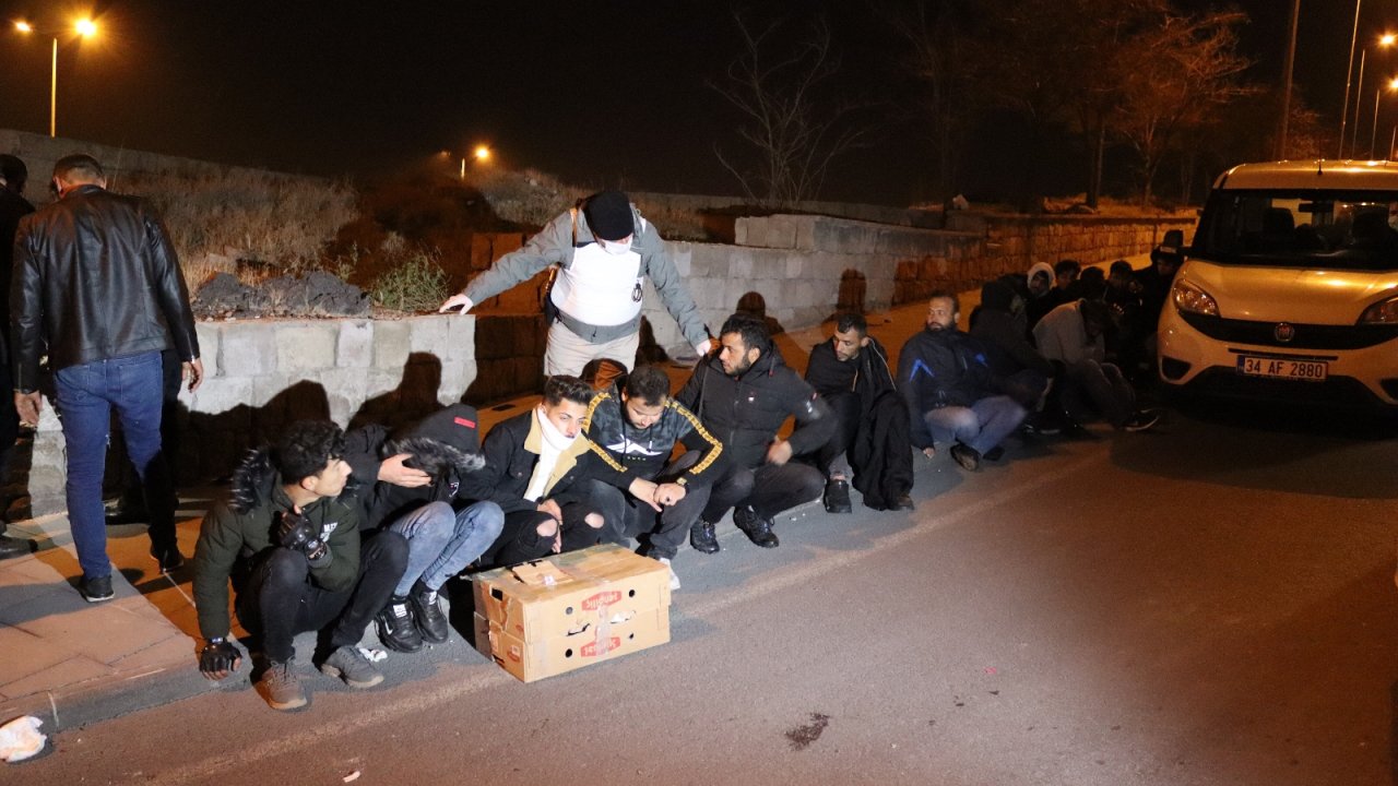 ’Dur’ ihtarına uymayan minibüsten 31 göçmen çıktı