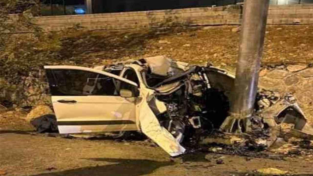 Kahramanmaraş'ta tabela direğine çarpan aracın sürücüsü öldü