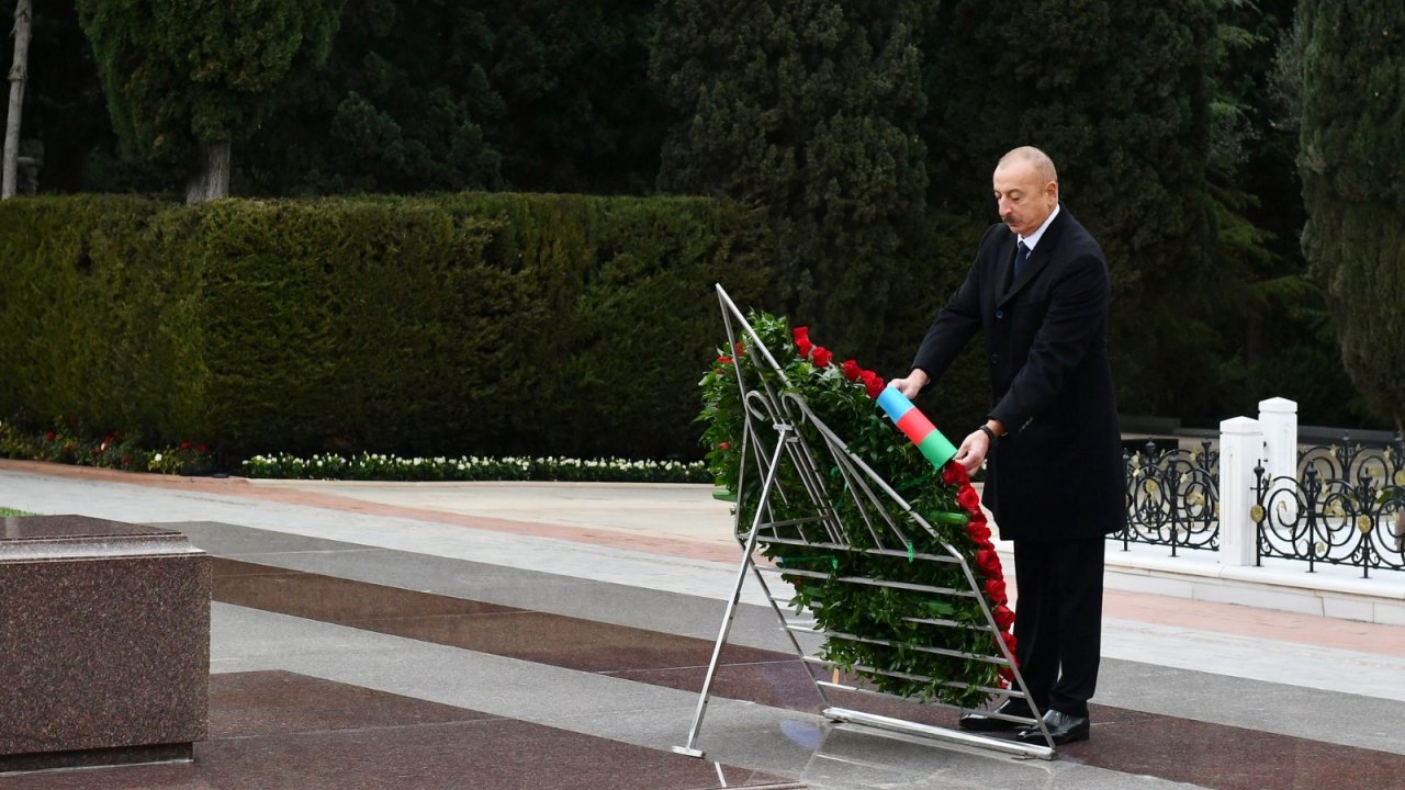 Azerbaycan’ın ulusal lideri Haydar Aliyev vefatının 18. yılında Bakü’de anıldı