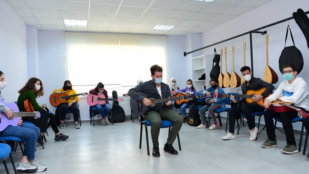 Dulkadiroğlu Belediyesi gençlik merkezi öğrencilere kültür ve sanat eğitimi veriyor