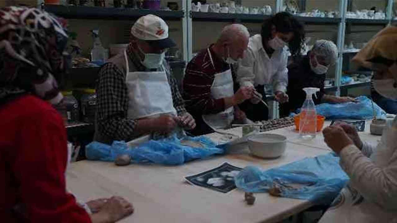 Kahramanmaraş'ta 65 yaş üstü vatandaşlar el becerilerini geliştiriyor
