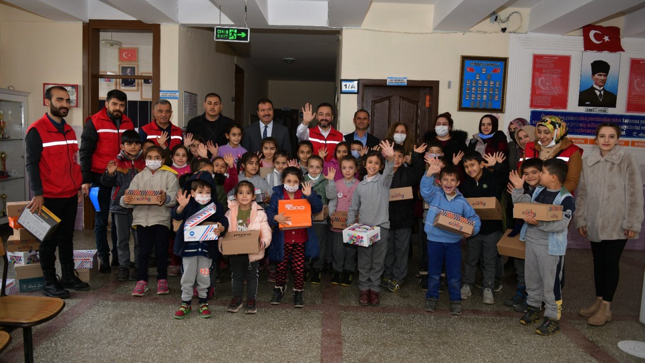 Elbistan belediyesinden öğrencilere ayakkabı yardımı
