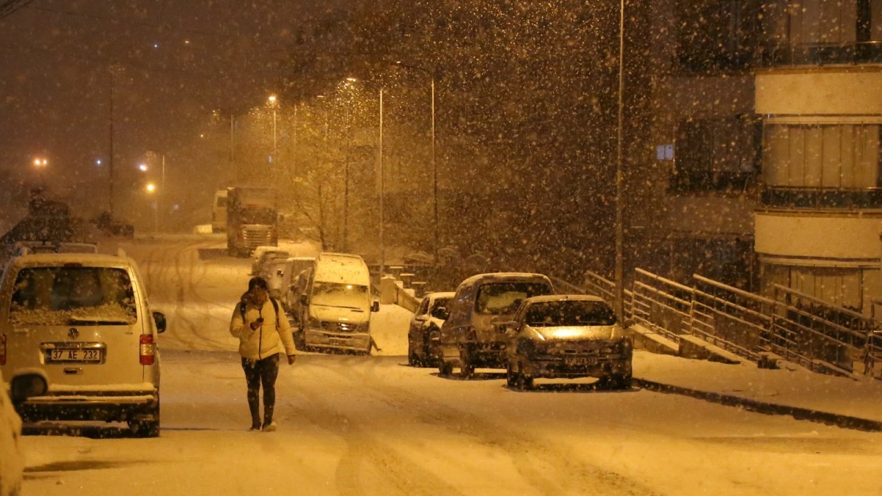 Kastamonu’da yoğun kar yağışı: Kent merkezi beyaza büründü