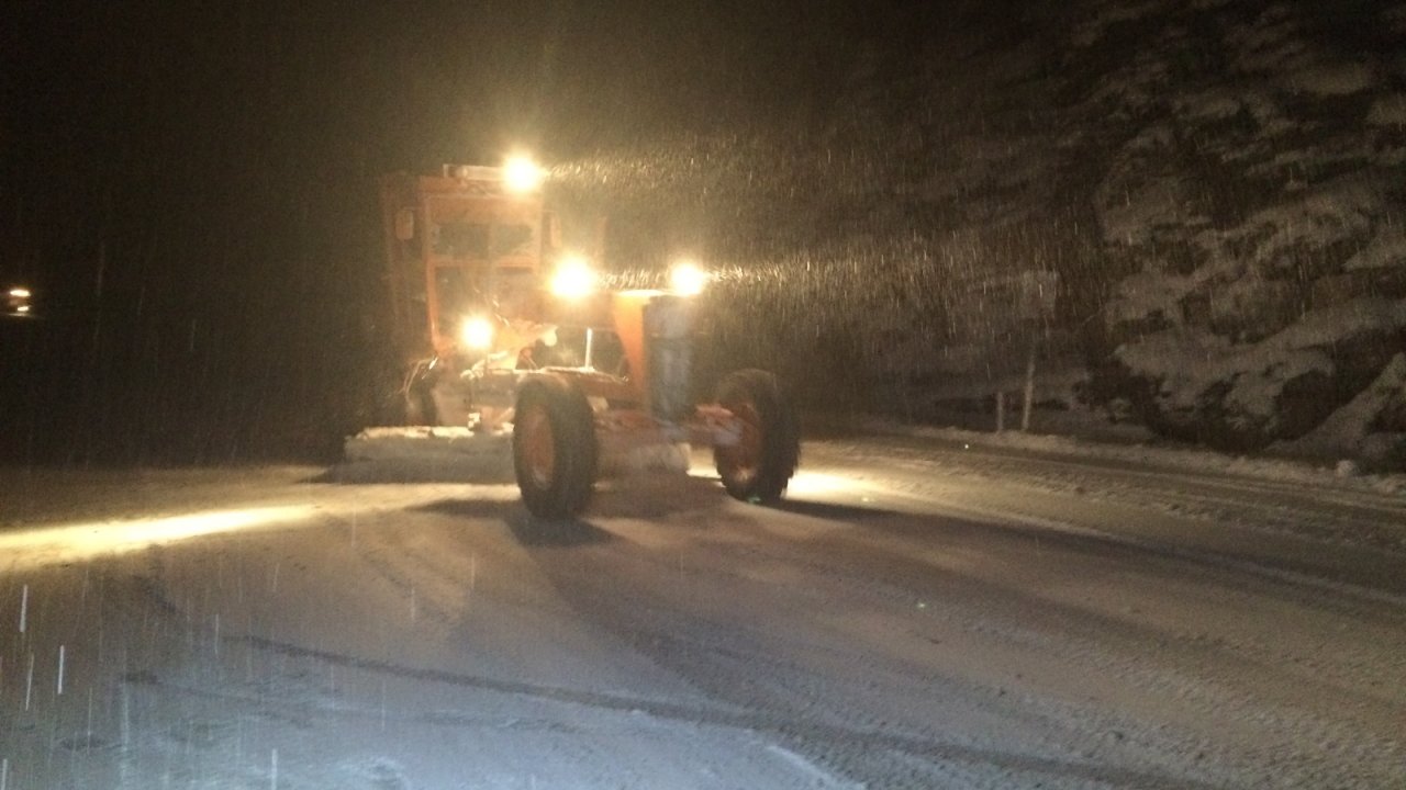 Alacabel’de kar kalınlığı 20 cm’ye ulaştı, tırların geçişine izin verilmiyor
