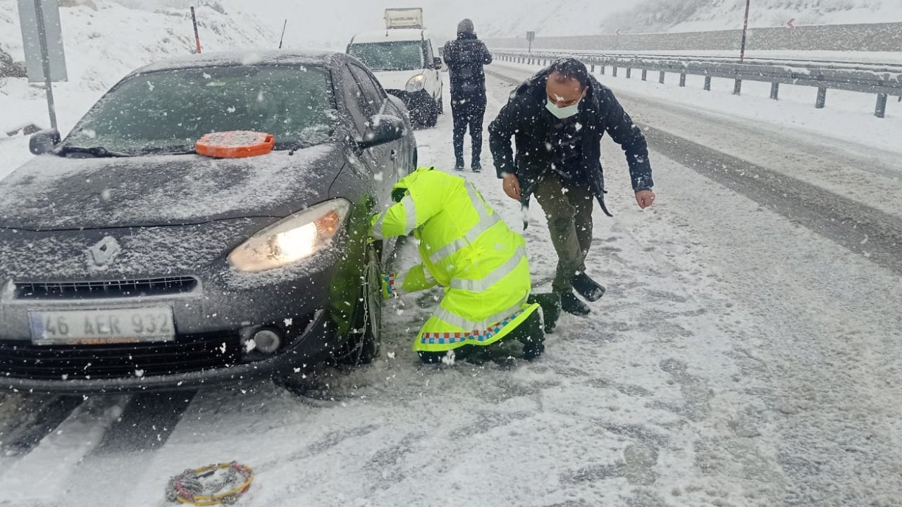 Kahramanmaraş'ta Sürücülerin yardımına jandarma koştu 